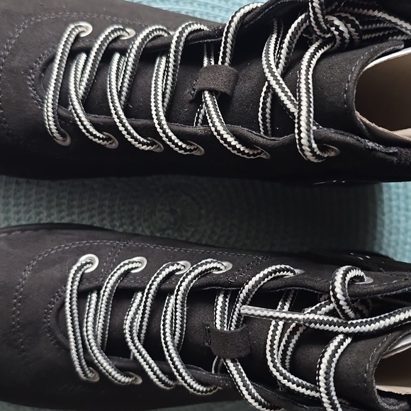 ST. JOHN'S BAY BRAND WOMEN'S BLACK WINTER SHORT LACE UP BOOTS SIZE 6.5 - Picture 8 of 15